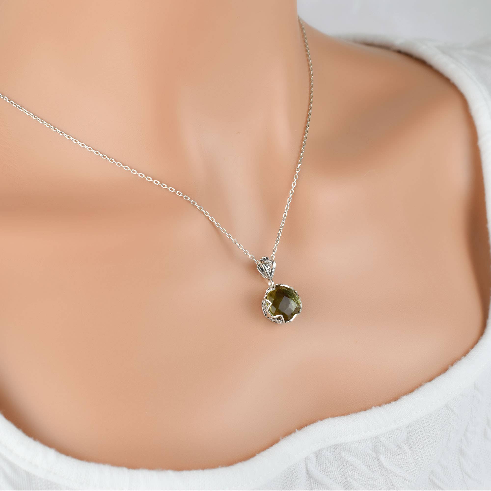 Filigranist Jewelry – wholesale Hänge-/berlockhalsband – Hängsmycke med alexandrit ädelsten i sterling silver för kvinnor4