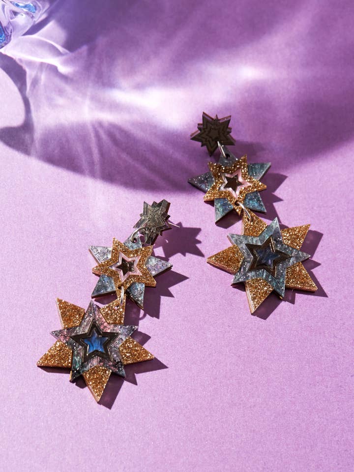 Orecchini Statement Triple Star (oro/rosa) per la vendita all'ingrosso da parte di Fizz Goes Pop