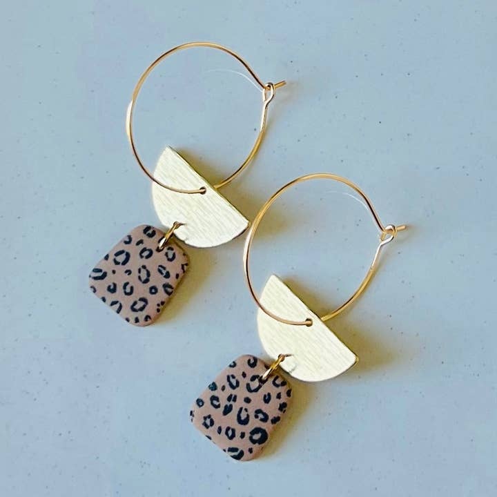 Boucles d'oreilles en argile à imprimé animalier, créoles dorées, imprimé léopard pour la vente par Ethereal Clay