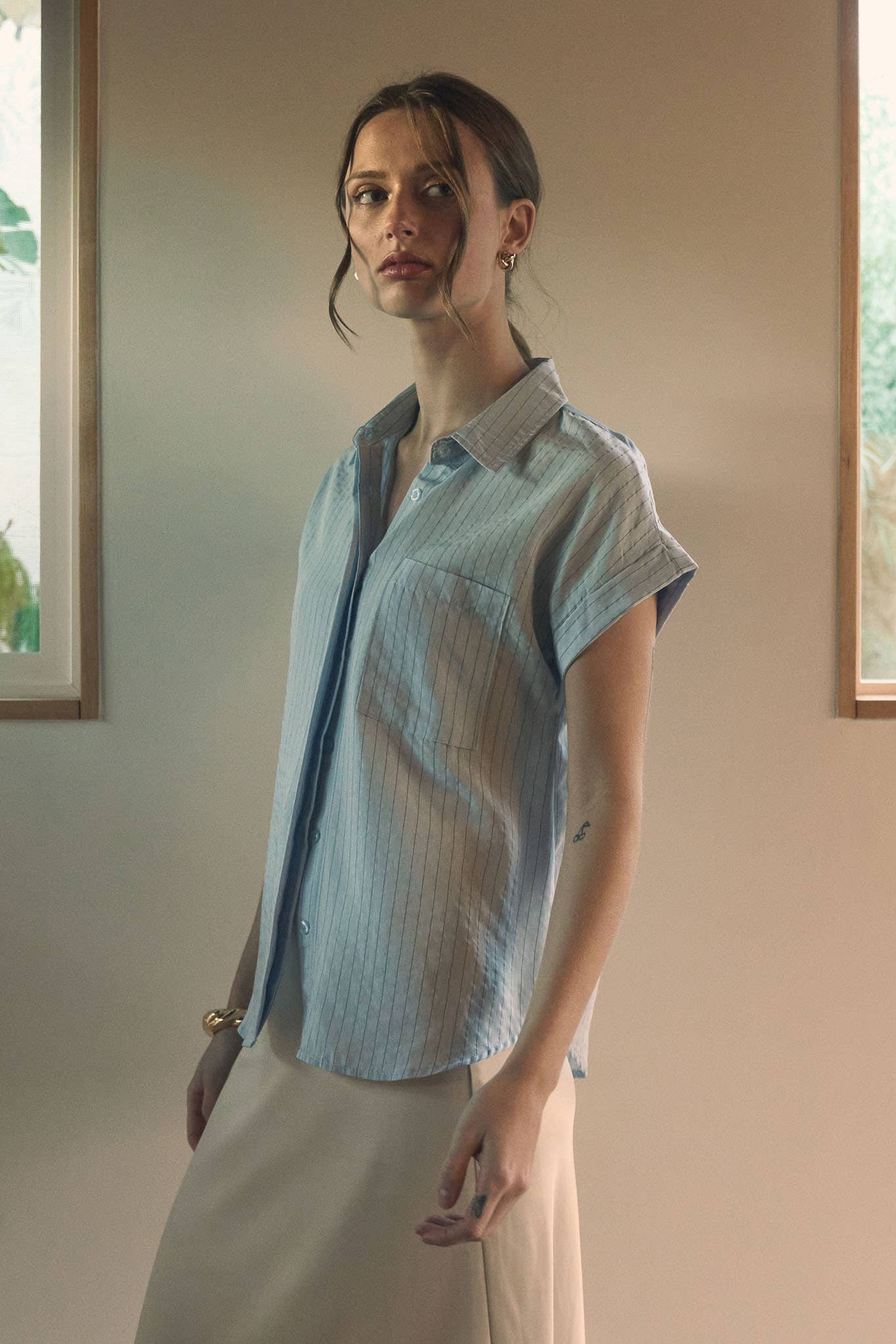 The Workshop Studio - Venta al por mayor Blusa - Mujer - CAMISA DE MANGA CORTA CON CUELLO A RAYAS FINAS7