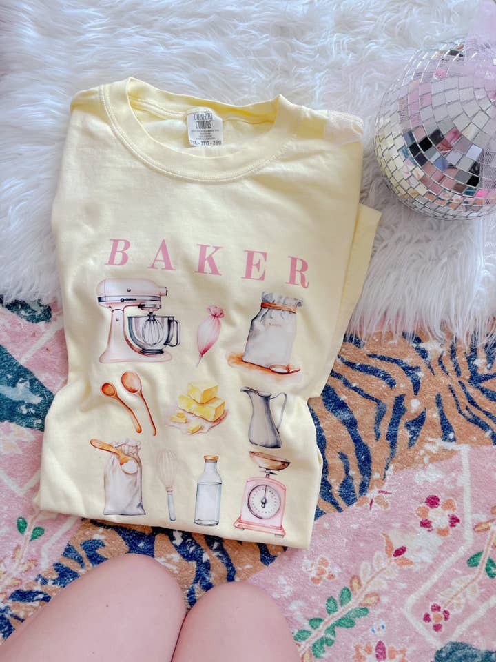 Maglietta Baker per la vendita all'ingrosso da parte di Downtown Darling Wholesale