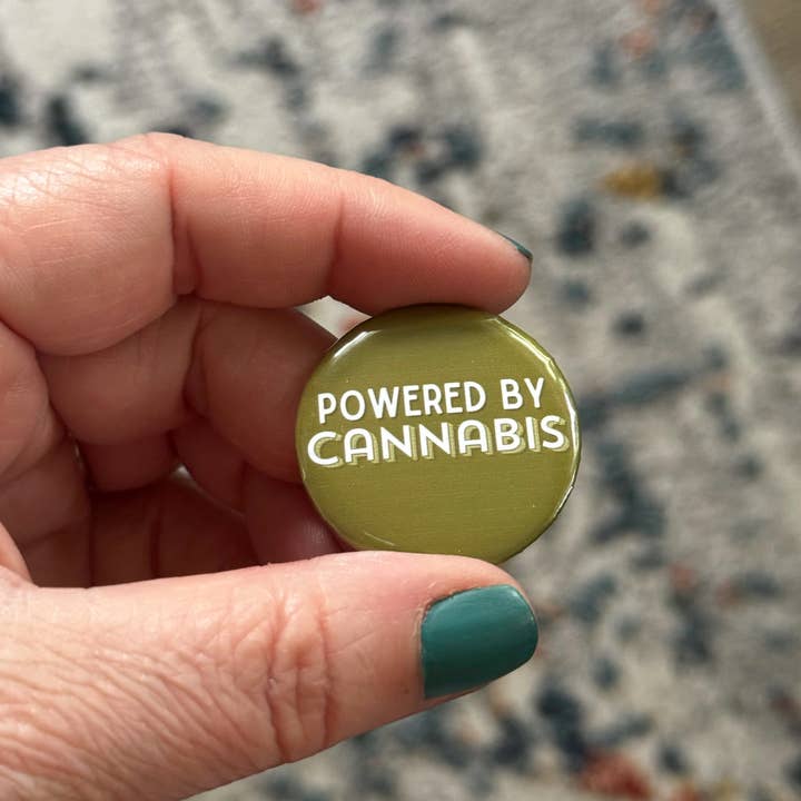 Drivs av Cannabis Pinback Button för wholesale av Stone Donut Design, LLC