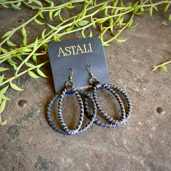 Zwart Cat-Eye-oorbellen - zwarte, ronde met leer omwikkelde oorbellen voor groothandel op Faire4