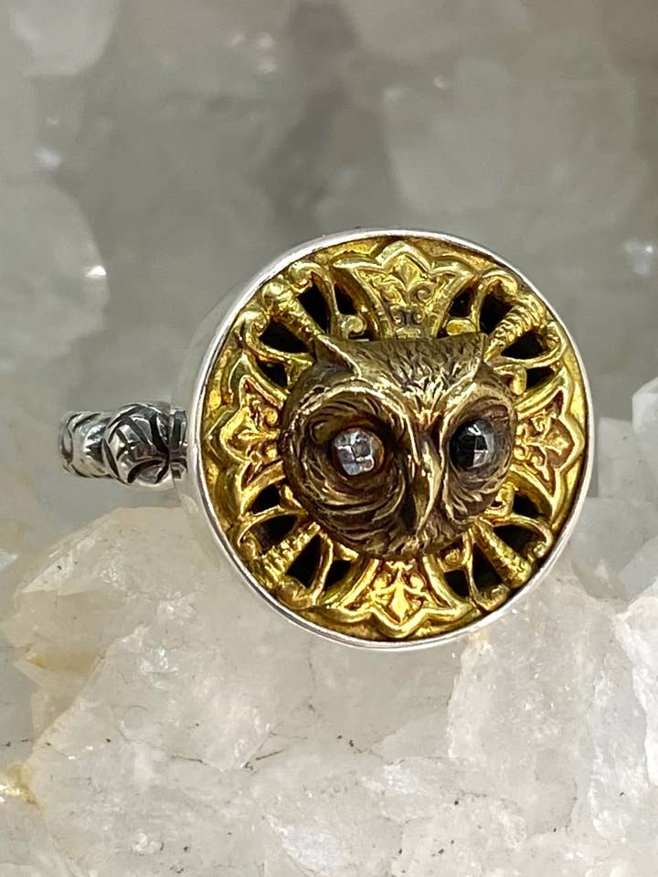 Tête surélevée en forme de hibou à boutons anciens avec image d'yeux à facettes en acier sertie de boutons en métal dans une bague en argent sterling, taille 8 pour la vente par Antique Button Jewelry by Elizabeth Ngo