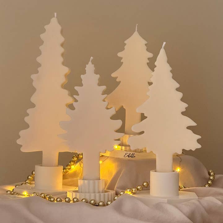 Ensemble de bougies effilées silhouette d'arbre d'hiver, décoration minimaliste de vacances et d'hiver nordique pour la vente par Estelle Studio