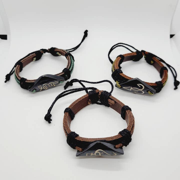 Bracelet en cuir robuste avec détails en bois Boho Cellar Item pour la vente par The Raven's Edge