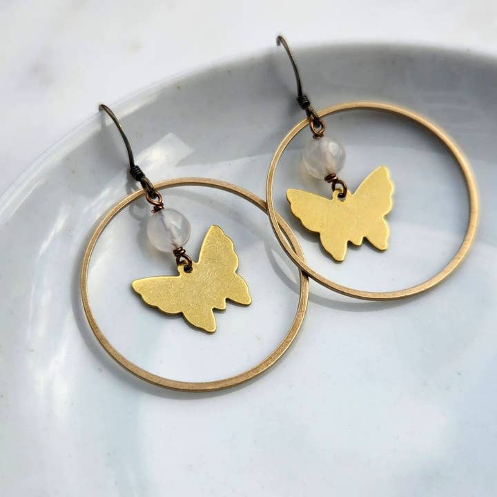 Orecchini a cerchio con farfalle da sogno per la vendita all'ingrosso da parte di Edgy Petal Jewelry