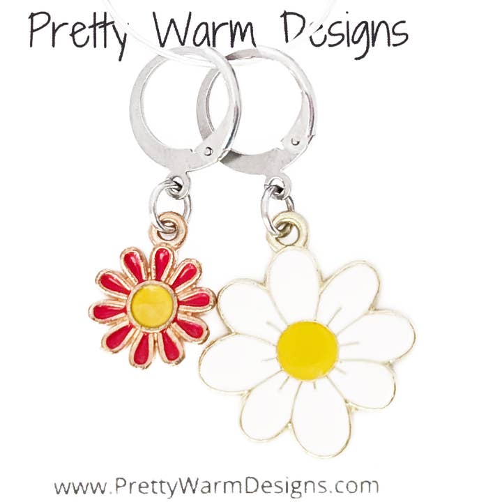 Witte en rode madeliefjes Summer Crochet Stitch Marker Duo voor wholesale door Pretty Warm Designs