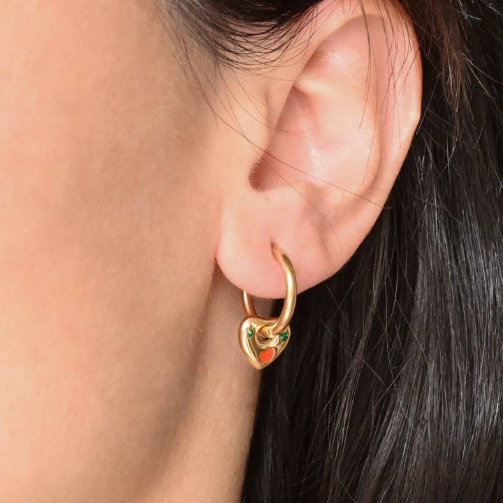 Gold Heart Hoops - Avtagbara hjärt-charmörhängen för wholesale av Blueyejewelry