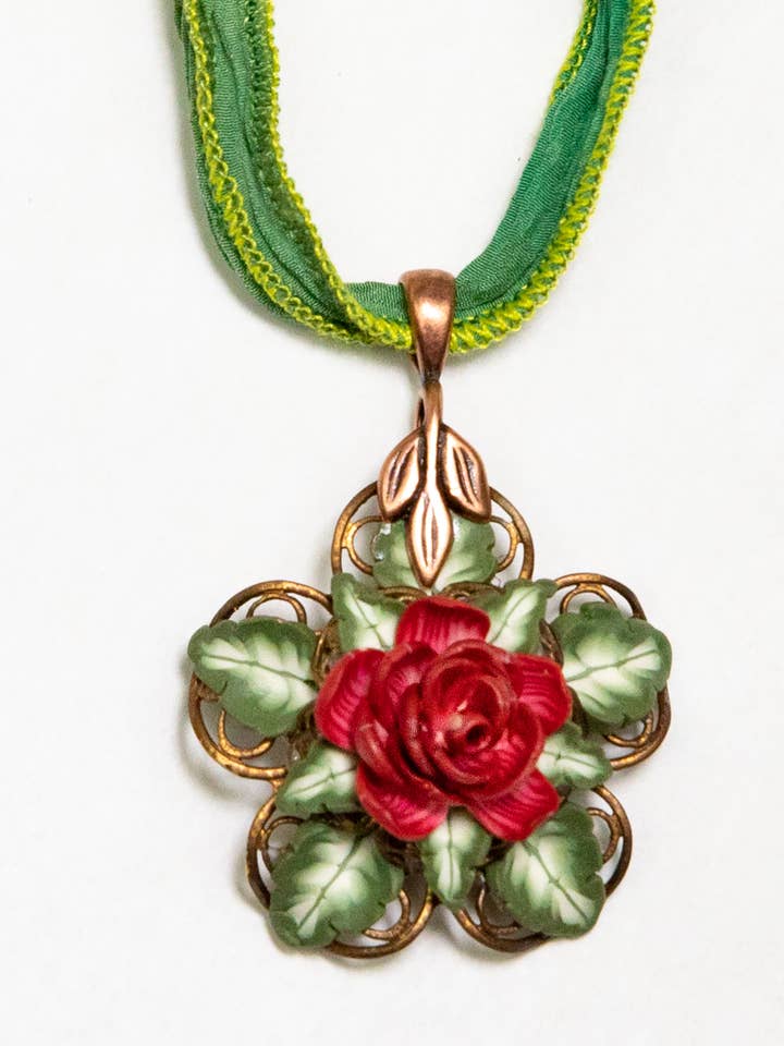 Colgante floral mediano - Las rosas son rojas para venta al por mayor de Petal Pushers by Janet Pitcher