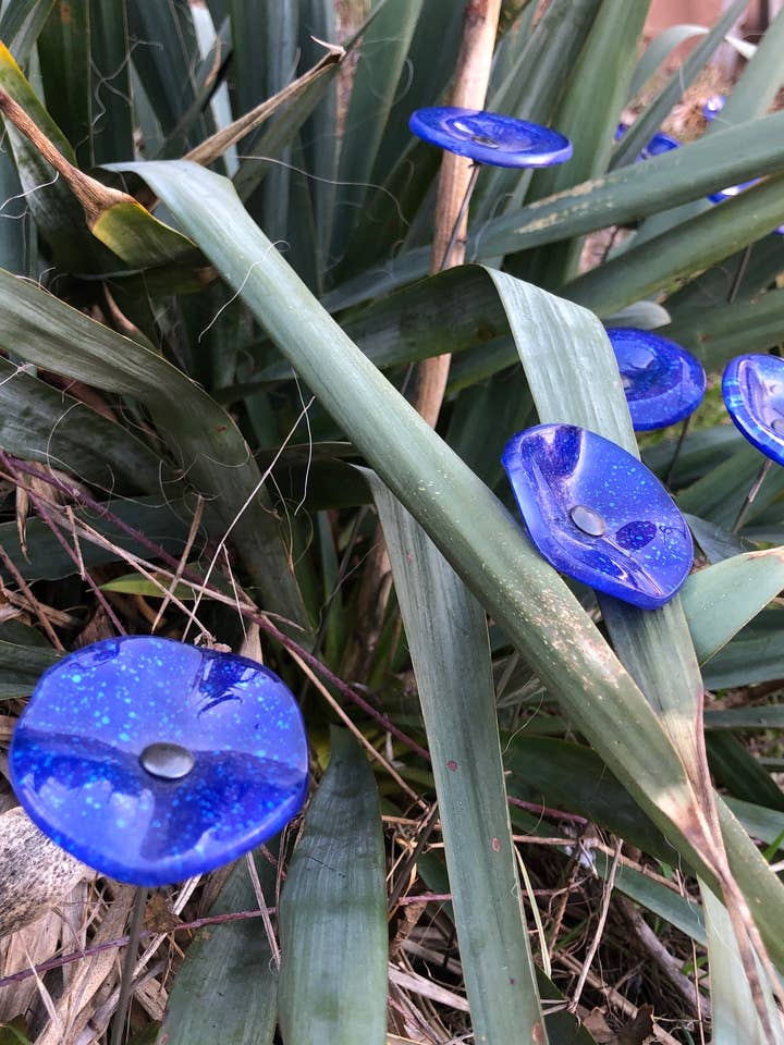Petite fleur en verre pour l'extérieur en D.Blue-L.Blue pour la vente par CARNEOL GLASS