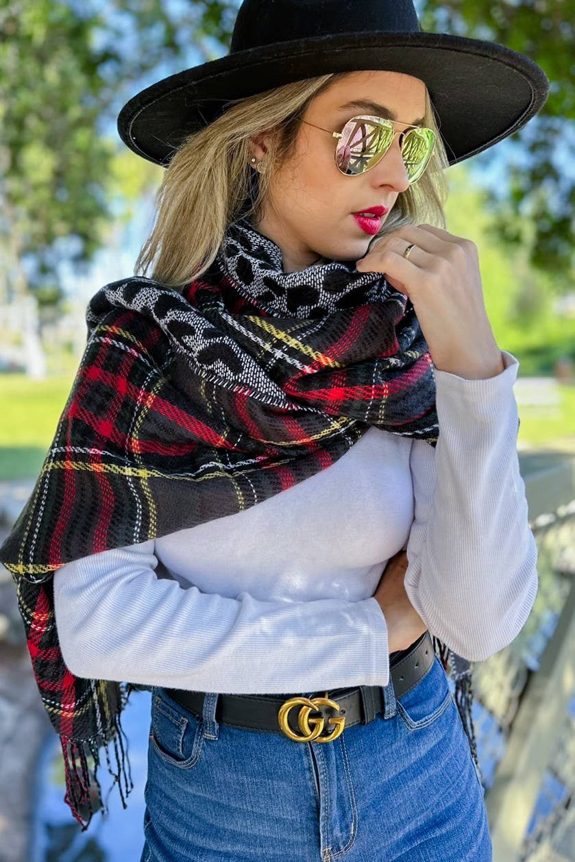 Nero Poncho reversibile bifacciale nero e leopardato con bottone in vendita all'ingrosso su Faire3