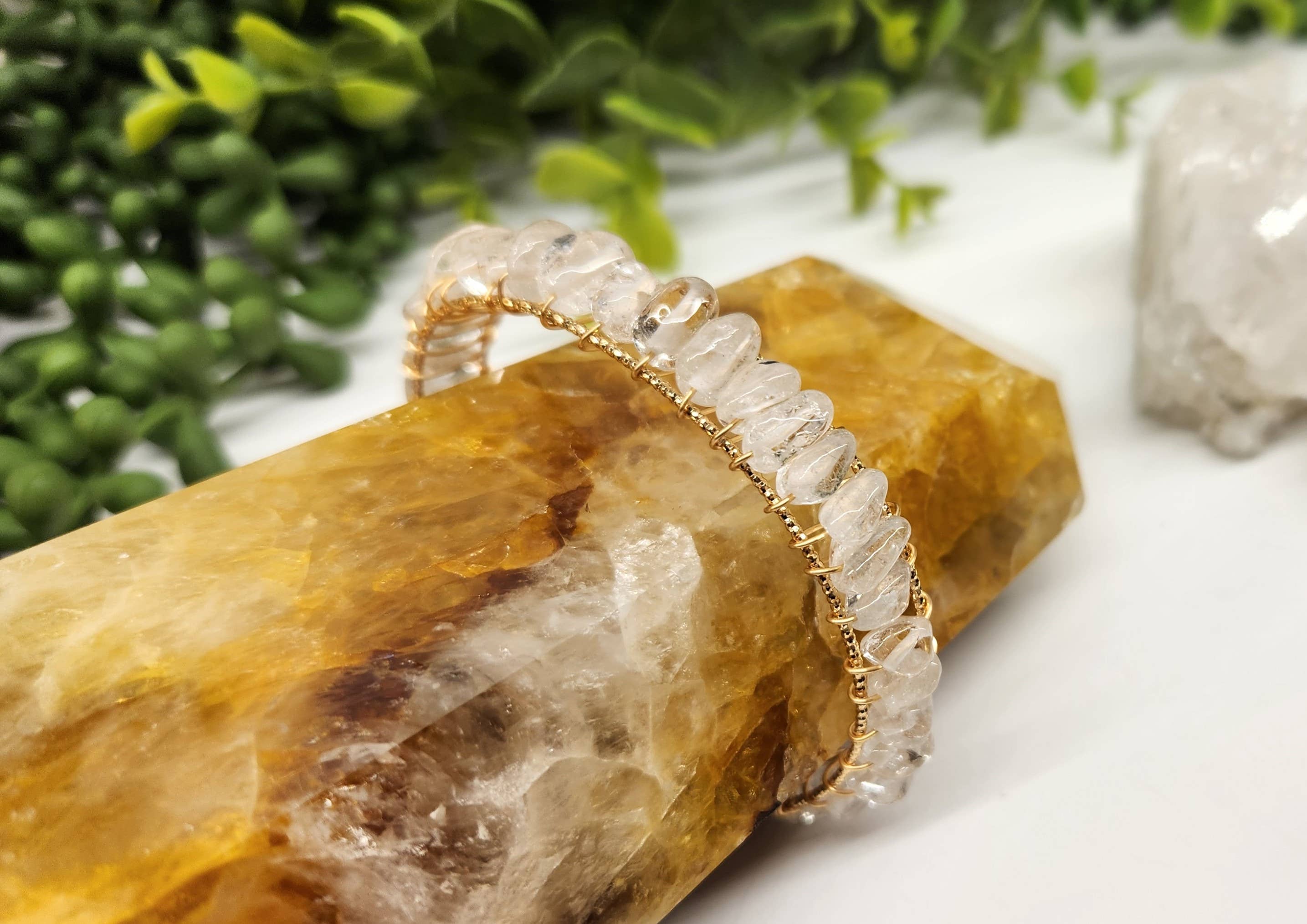 Meraki Gemstones – Engroshandel Manchetarmbånd – Klar kvartsarmbånd/manchet/trådindpakket -18kt. Guldoverlejring4