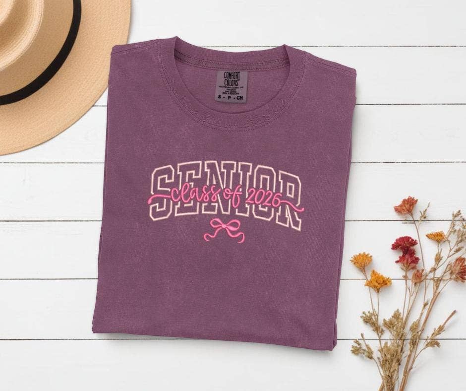 ART OF DOTS – T-shirt – Unissexo por atacado – Camisola Bordada da Turma de 2026, Presente Personalizado de Graduação0