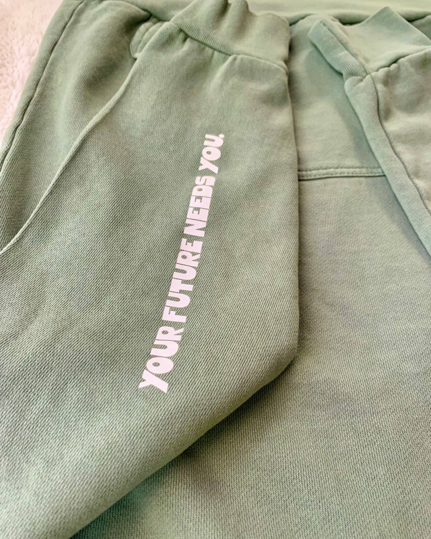 Rad Vibes Only - Vendita all'ingrosso Completo loungewear - Donna - Set abbinato con felpa e pantaloni sportivi Brighter Days Are Ahead1