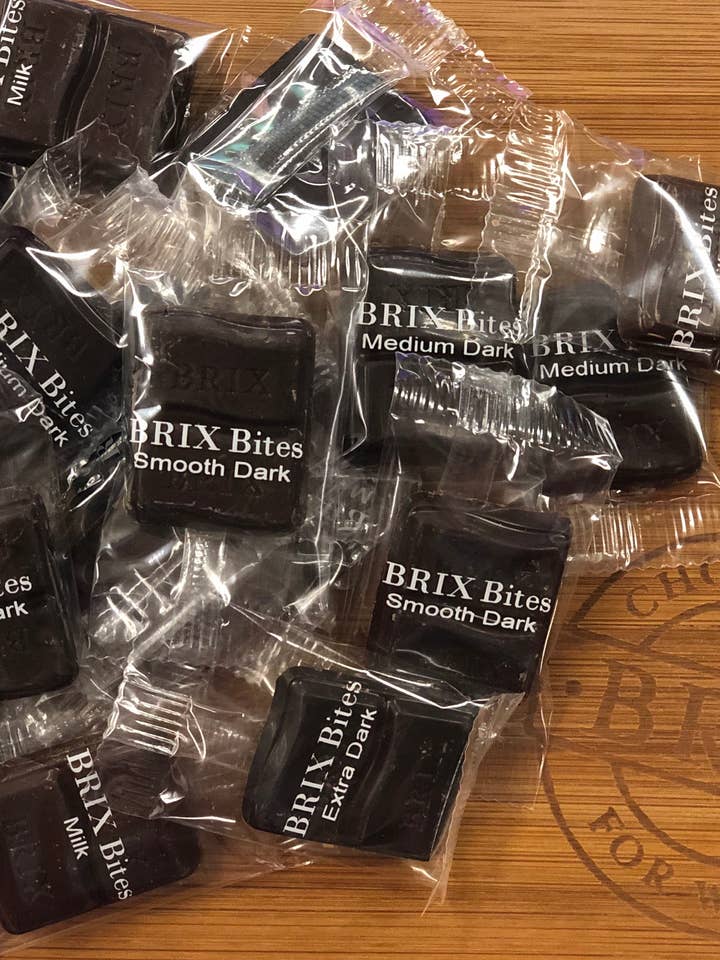 Brix Chocolat au Lait ET Bouchées de Chocolat Noir Moyen EMBALLÉES transparentes pour la vente par Brix Chocolate