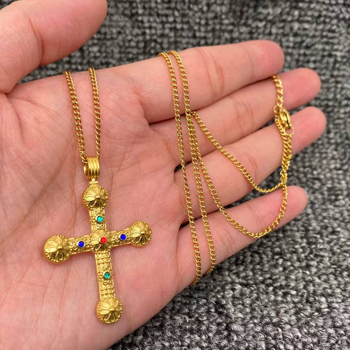 Collier Croix Sculptée en Acier Inoxydable Plaqué Or 18K avec CZ Incrusté - FGS pour la vente par Mio Queena