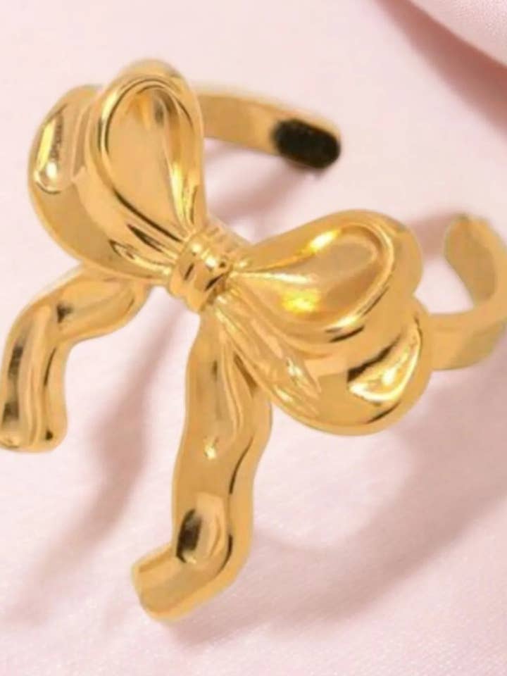 Bague Coquette Ajustable Surmontée d'un Nœud pour la vente par The Bling Barn