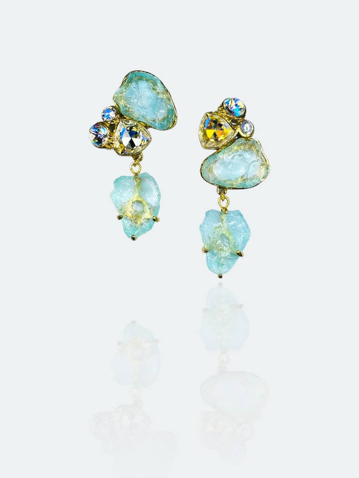 Boucles d'oreilles Lumina avec double pierre en résine et cristaux pour la vente par Sebastián Isabelino