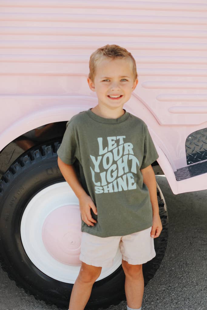 Crowned Free – Großhandel T-Shirt mit Siebdruck – Kinder – Kinder Lasst Euer Licht Leuchten T-Shirt - Grün1