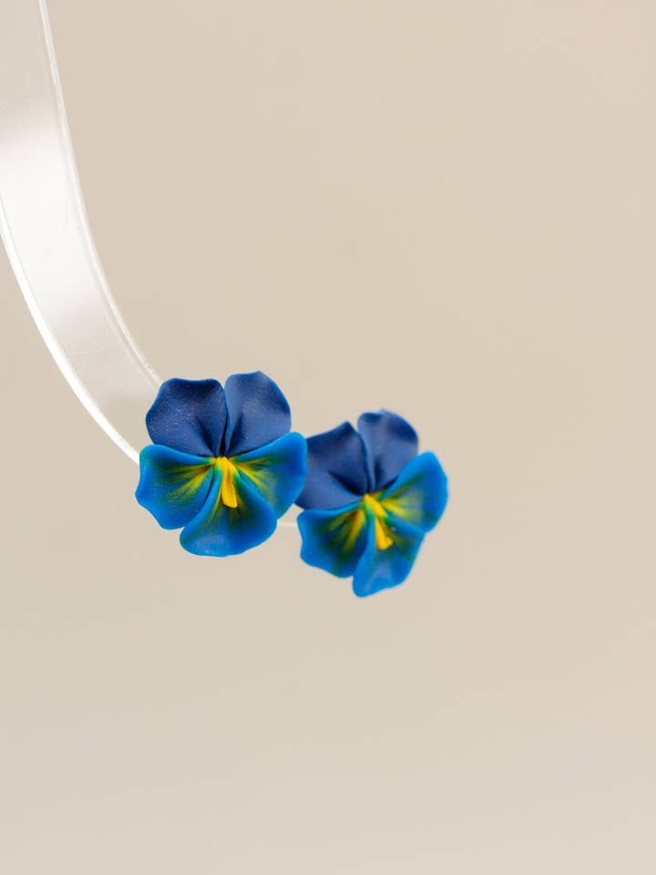 Handgefertigte blaue Ohrclips mit Stiefmütterchen für empfindliche Ohren für den Großhandel von EtenIren