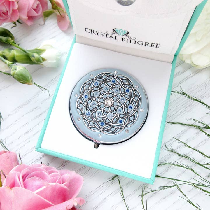 Boîte à pilules classique Centerstone en métal bleu pour la vente par Crystal Filigree