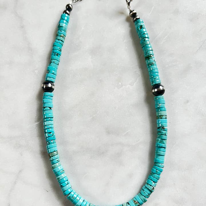 Rondes turquoises de 20 pouces et 8 mm avec perles Navajo en sterling de 10 mm et 6 mm pour la vente par Ewe Savvy Jewerly