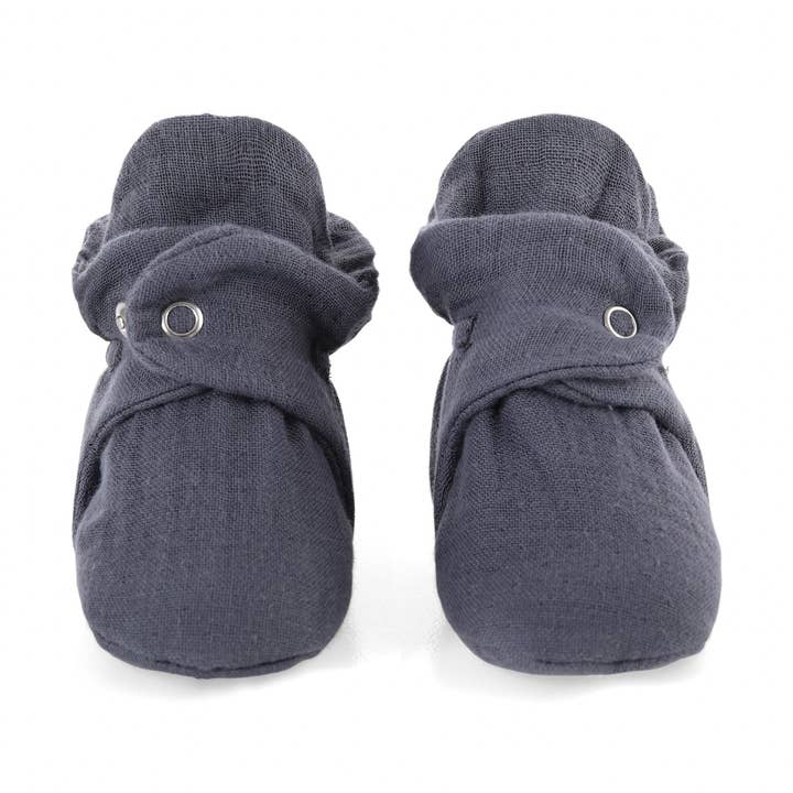 Bottines pour bébés en mousseline de coton biologique, bottines Stay On pour nouveau-nés pour la vente par Ella Bonna