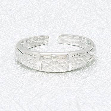 Toe ring etched with flowers, in silver for wholesale by S&A Fashions