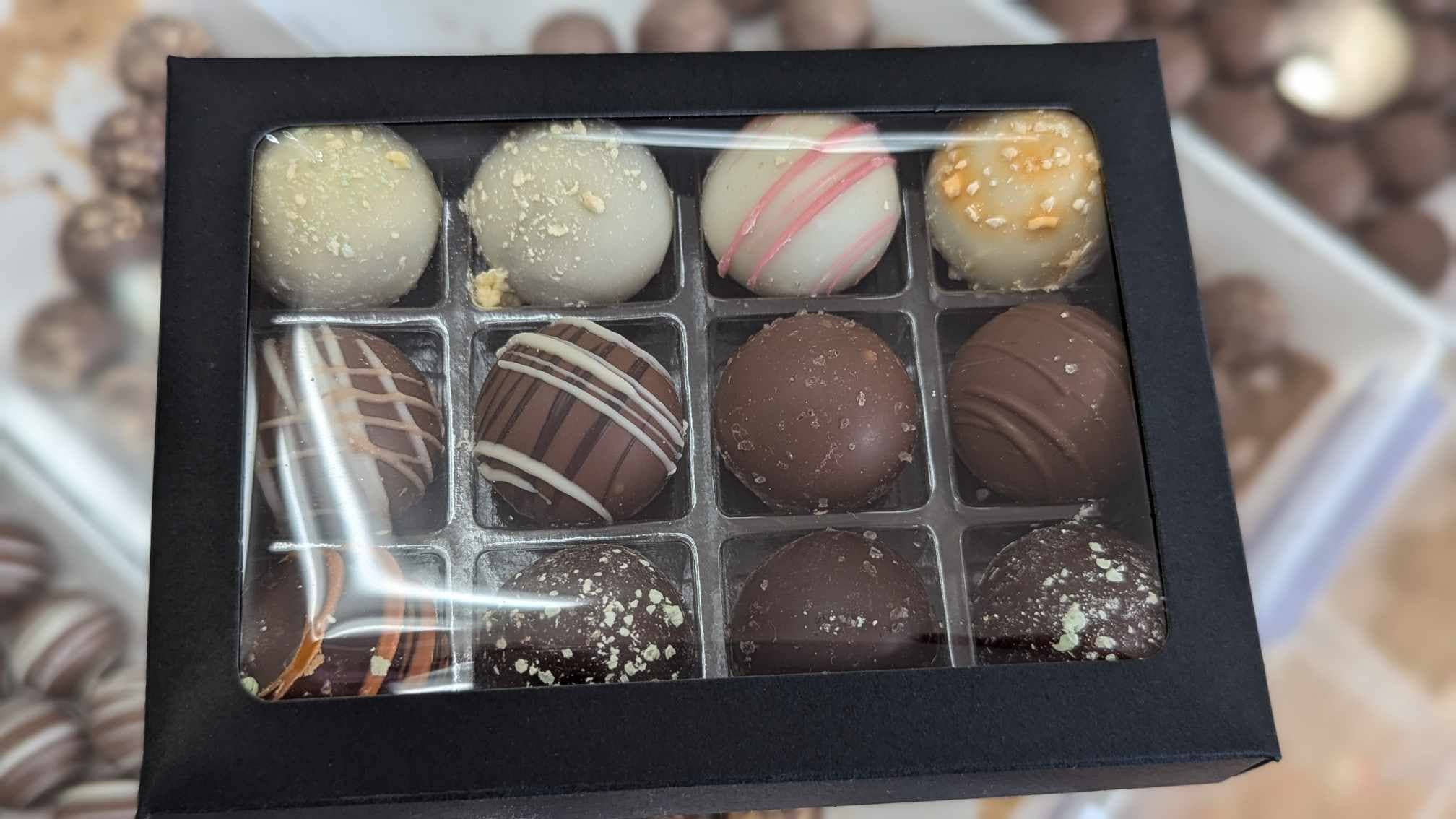 Color Me Chocolate – Engroshandel Chokoladeæsk – Chokoladetrøfler - Varietetsæske1