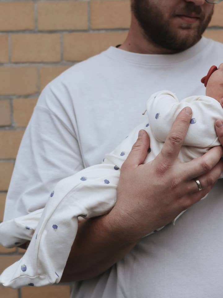 BOX - Organiskt omlottlinne och fotade byxor med blåbärsmönster för wholesale av North Baby