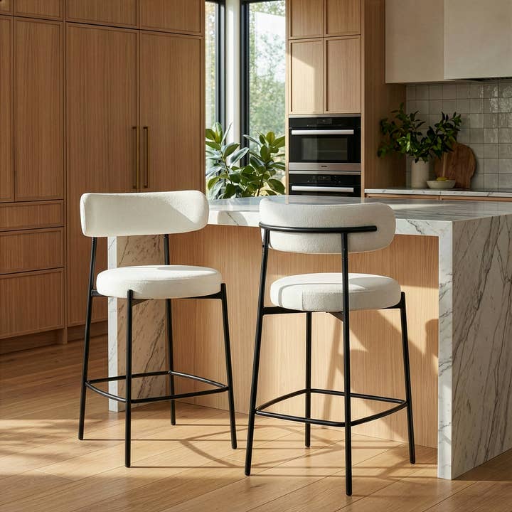 Ensemble de 2 tabourets de comptoir Awen en bouclette blanche avec pieds noirs pour la vente par Glamour Home