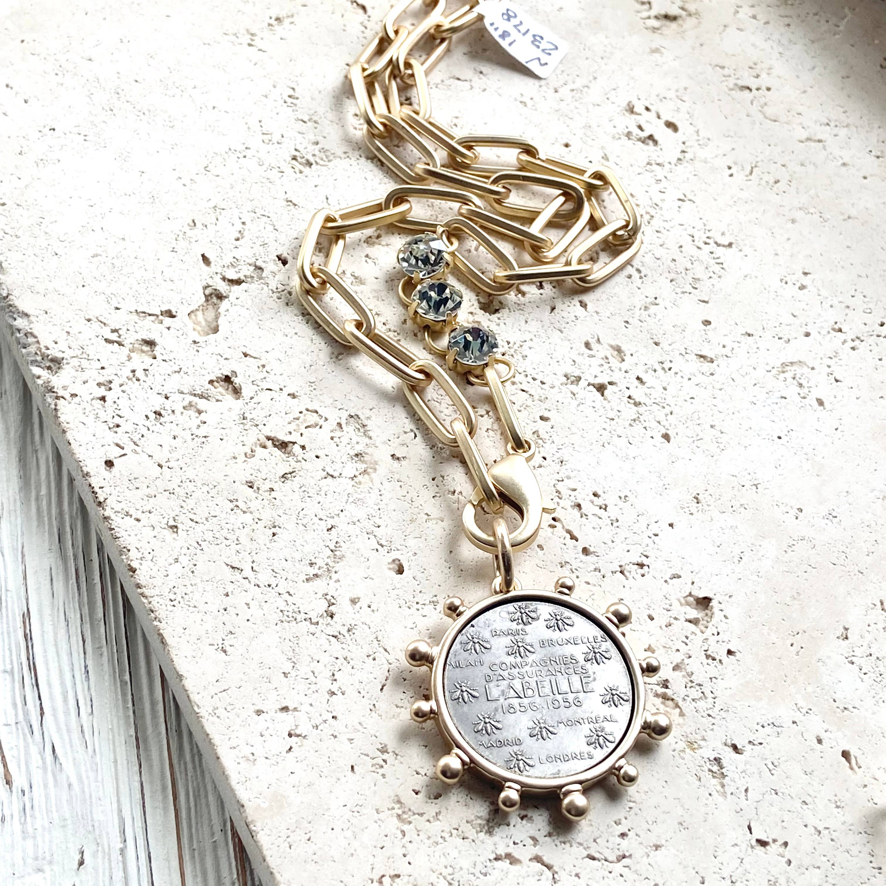 VB&CO Designs Handmade Jewelry - Vente Colliers à pendentif - Médaillon représentant un cheval, une reine de l'équitation et une abeille8