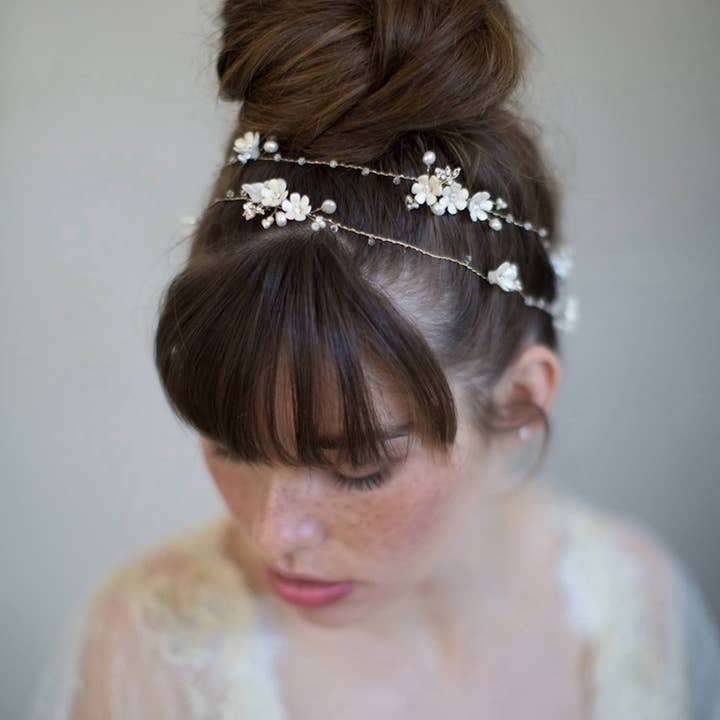 LanLivia – Großhandel Haarschmuck-Set – Demen – Romantischer Haarschmuck aus handgefertigten weißen Perlmuttblumen für die Braut4