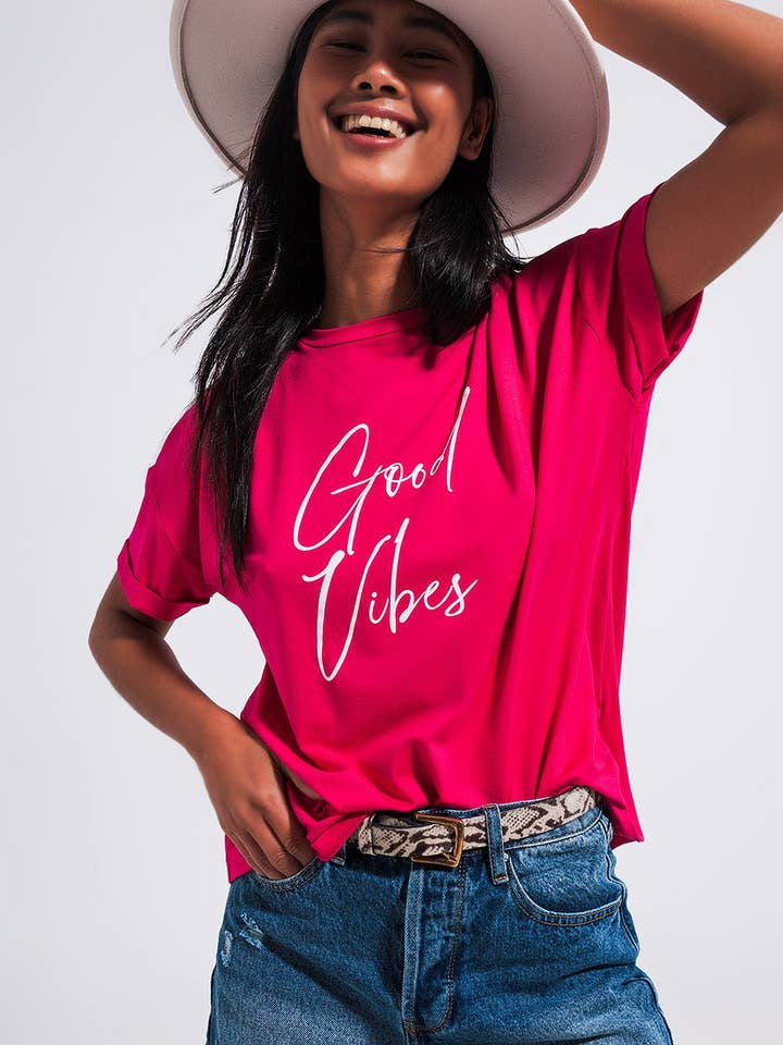 T-shirt med 'Good Vibes' tekst i fuchsia for engroshandel hos Q2—All Orders:Free Duties for the US,UK,and Canada