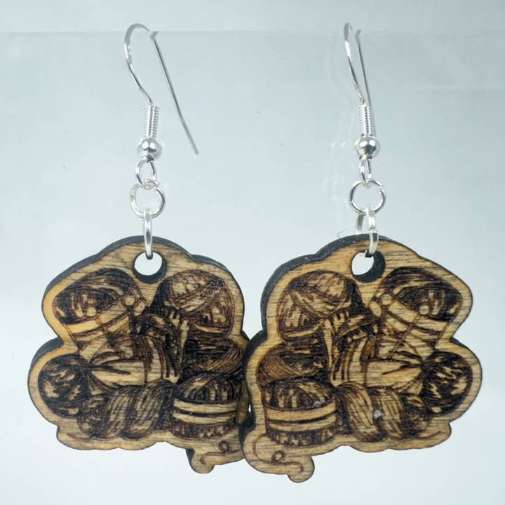 Ohrhänger aus leichtem Holz in Kugelform, 1 Stück für den Großhandel von Art by Erica H & Rebel Stitchers