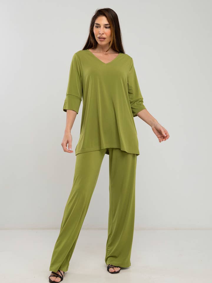 V-neck tunic set with 3/4 sleeves and straight pants for wholesale by Julie d orleac