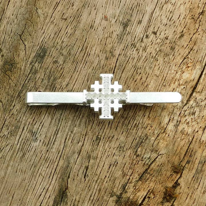Corbata con diseño de cruz de Jerusalén, moldeada a mano por William para venta al por mayor de William Sturt Fine Pewter