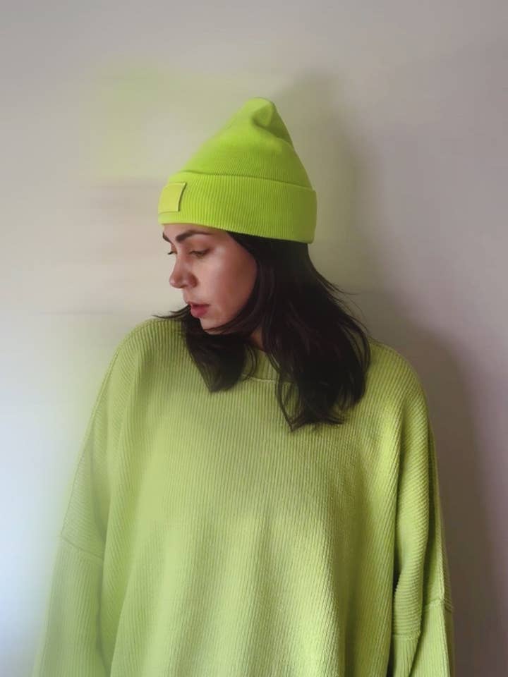 BETTA BEANIE VAN LEER MET PATCH | ELECTRIC LIME voor wholesale door SISTER EPIC