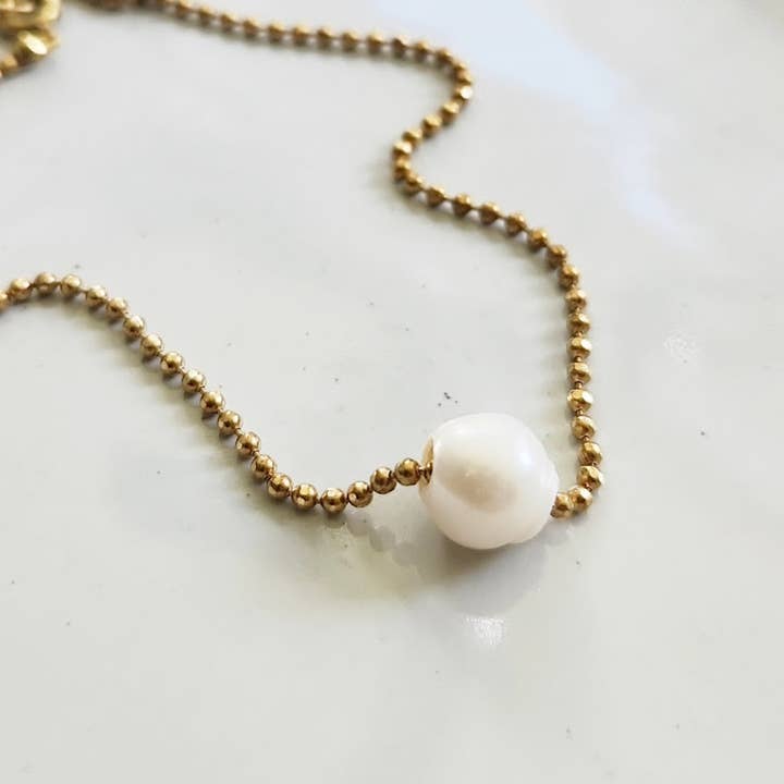 Collana con perle d'acqua dolce bianche naturali e perline in ottone per la vendita all'ingrosso da parte di Sara Sela Jewelry