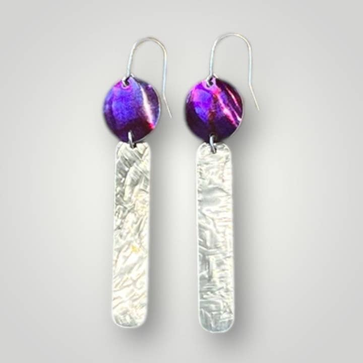 Boucles d'oreilles sucette en argent sterling et aluminium rose brillant. pour la vente par Rachel Stowe Jewellery