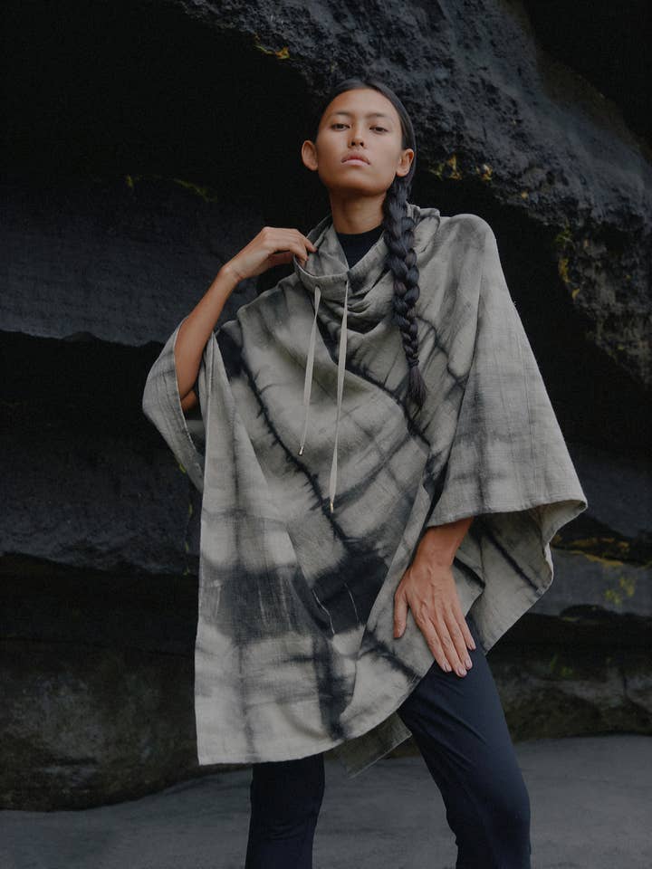skylark poncho - Shibori - Planten-geverfde poncho voor wholesale door Jan Hilmer + Sparrow