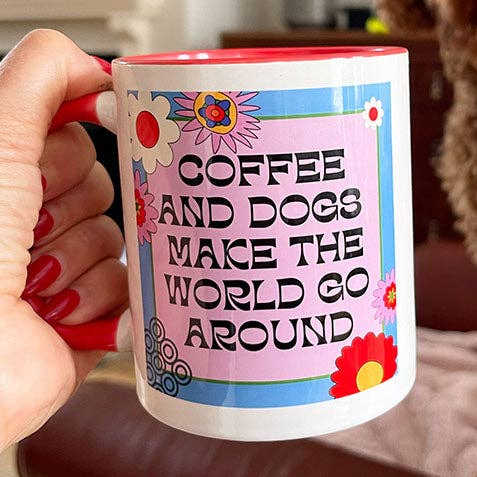 Tasse en céramique avec inscription « Coffee and Dogs » avec poignée rouge pour la vente par Syd&Co