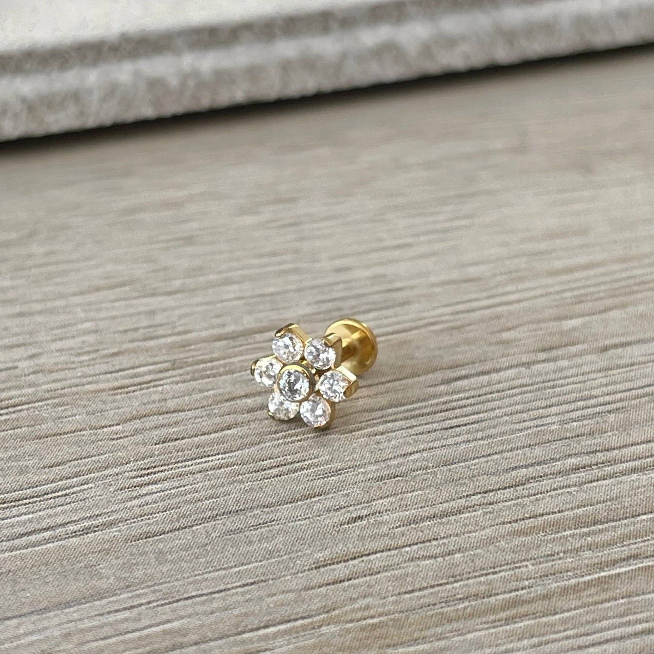 Elara Body Jewelry - Vente Clous d'oreille - Boucle d’oreille fleur à dos plat en CZ pour cartilage (16G, 6 mm ou 8 mm, acier chirurgical, or ou rose)