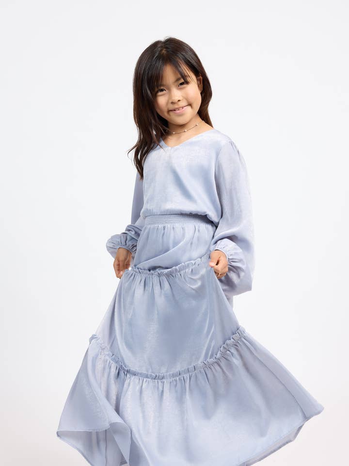 Tween Blixtrande Ljus Midi Klänning: VINTERSILVER för wholesale av Sadie & Sage