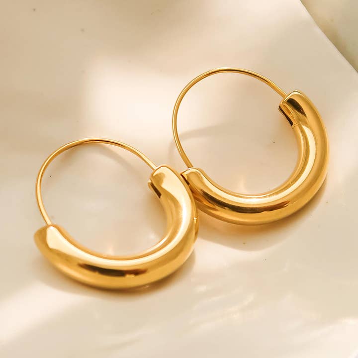 Orecchini a cerchio a forma di U placcati in oro 18K resistenti all'ossidazione per la vendita all'ingrosso da parte di Flânerie by MAIQ