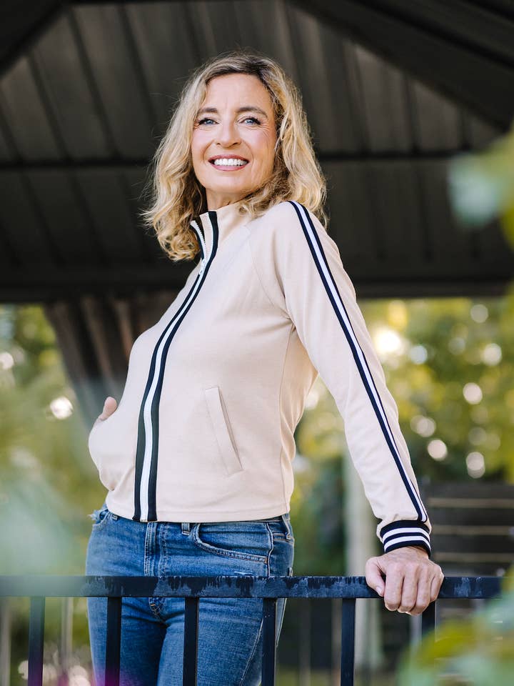 Veste de survêtement sable à manches longues et fermeture éclair complète avec bordure pour la vente par Kastel Denmark