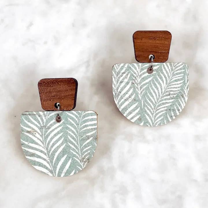 Brincos de Madeira de Nogueira Charlie + Cortiça - Folhas Verde-azuladas por atacado de Creek and Elm