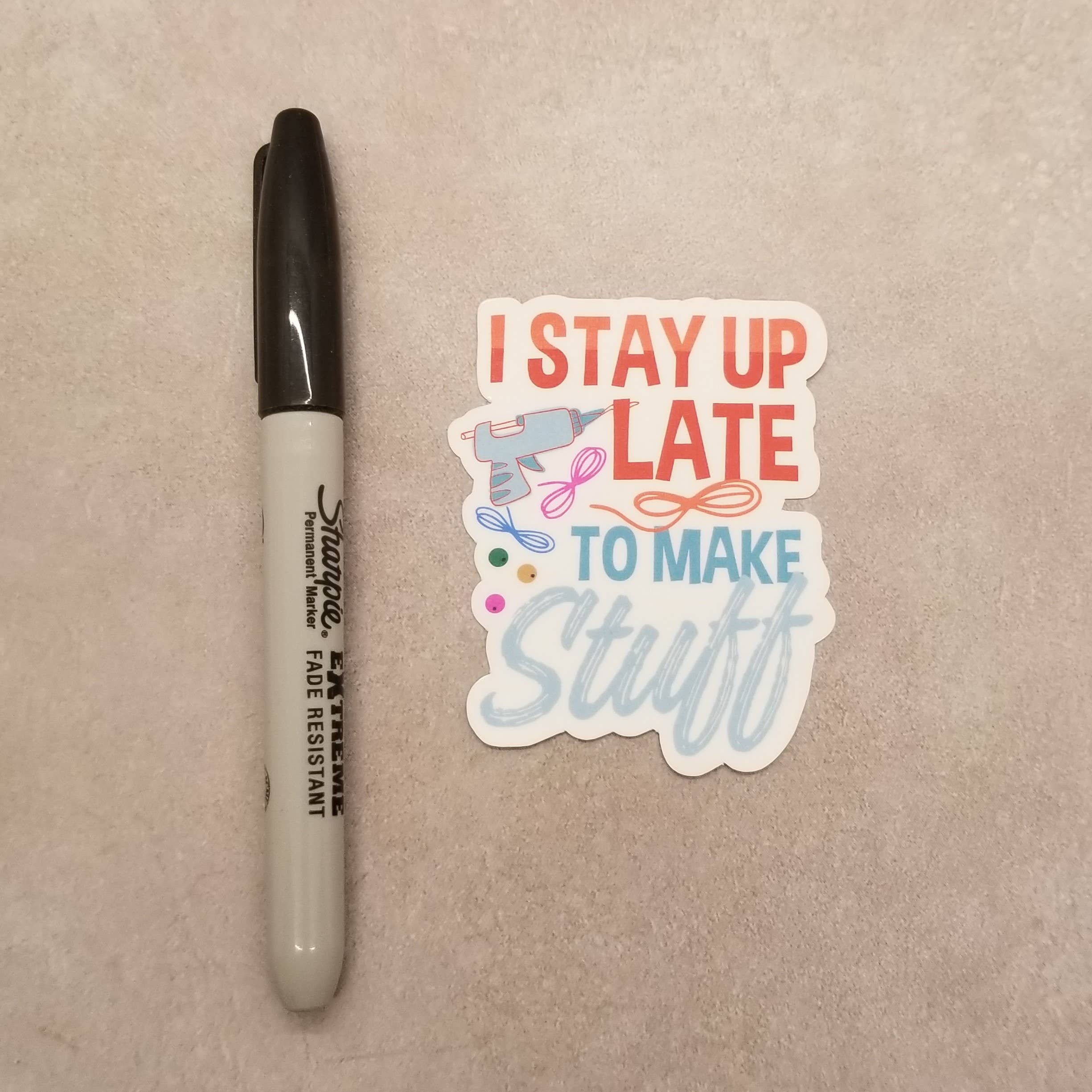 Dancing Dolphin Crafts – Engroshandel Klistermærke – Jeg bliver sent oppe for at lave ting - Crafty Vinyl Sticker - Maker4