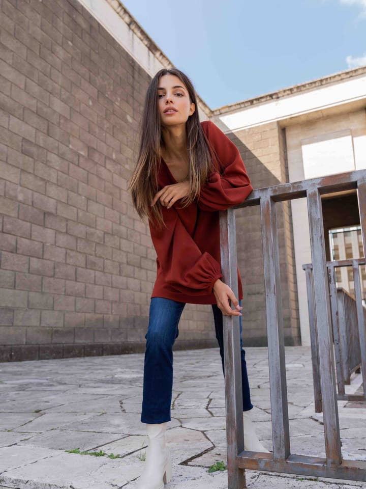 TAGESKLEID MIT ROSTIGEM V-AUSSCHNITT für den Großhandel von Halapage